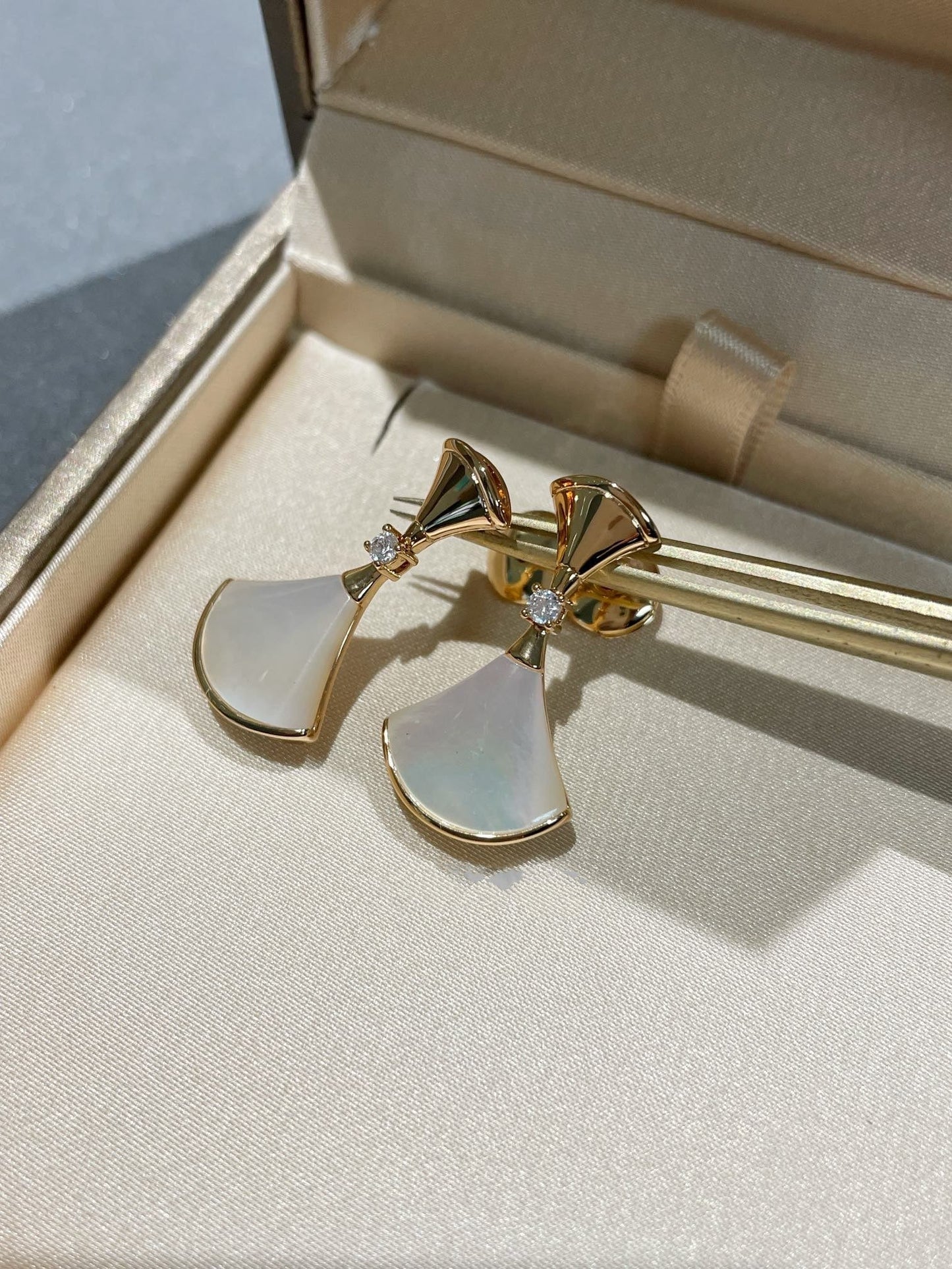 [BLUE TEARS]DREAM MOP 1 DIAMOND EARRINGS